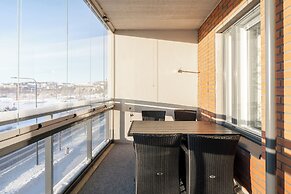 Bright 2BR Apartment with Lake Views