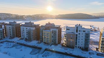 Bright 2BR Apartment with Lake Views
