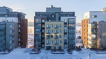 Bright 2BR Apartment with Lake Views