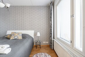 Bright 2BR Apartment with Lake Views