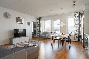 Bright 2BR Apartment with Lake Views