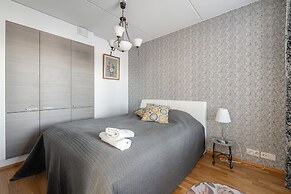 Bright 2BR Apartment with Lake Views