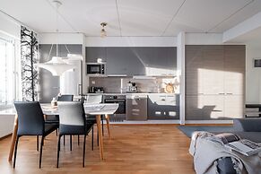 Bright 2BR Apartment with Lake Views
