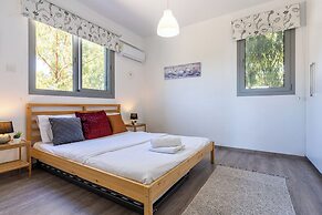 Kmeidos 1-BR Apt & Balcony in Larnaca