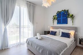 Lemon Tree 1-BR Apt & Pool in Livadia