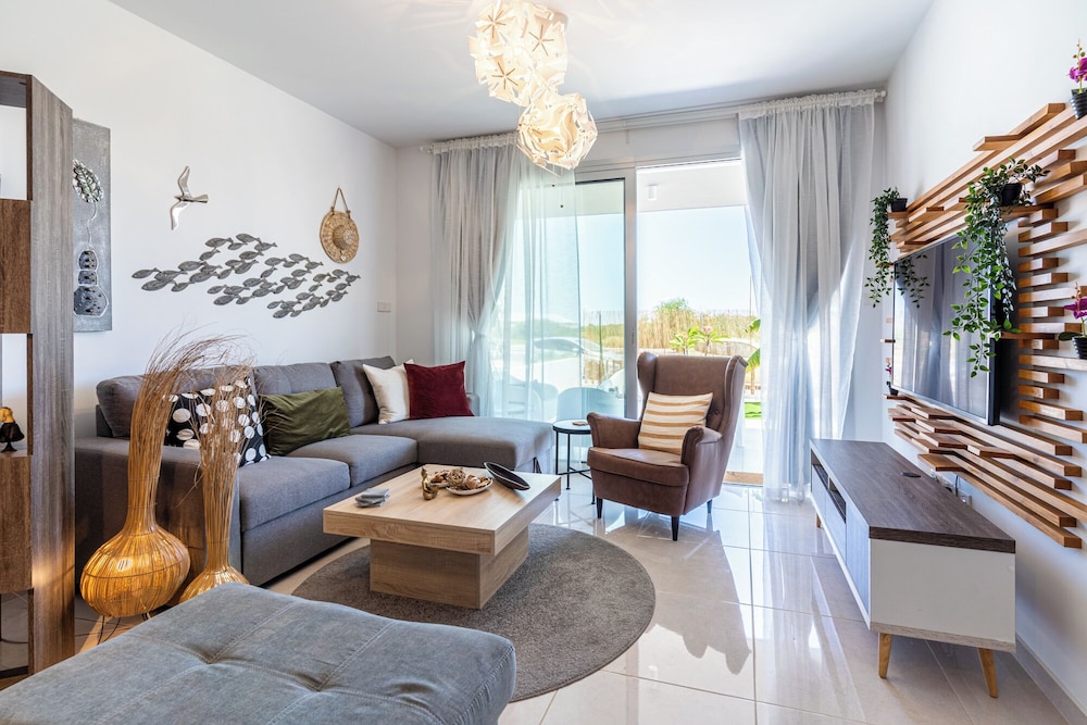 Lemon Tree 1-BR Apt & Pool in Livadia