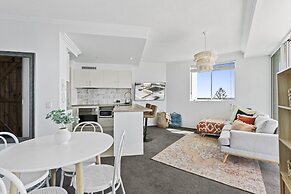 Bright 2 Bed Apartment With Ocean Views