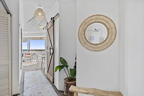 Bright 2 Bed Apartment With Ocean Views