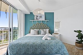 Bright 2 Bed Apartment With Ocean Views