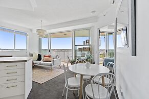 Bright 2 Bed Apartment With Ocean Views