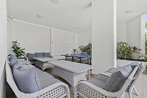 Bright 2 Bed Apartment With Ocean Views
