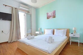 A cute & comfortable 2 bedroom apartment