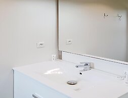 Lake View Cottage With Terrace for 6
