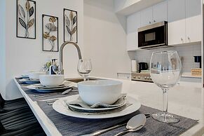 Stylish Downtown Suite With Patio City Views