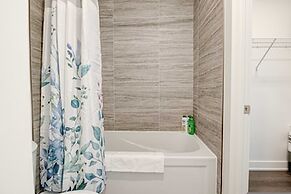 Stylish Downtown Suite With Patio City Views