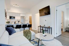 Stylish Downtown Suite With Patio City Views
