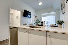 Stylish Downtown Suite With Patio City Views