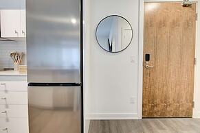 Stylish Downtown Suite With Patio City Views