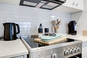 Stylish Downtown Suite With Patio City Views