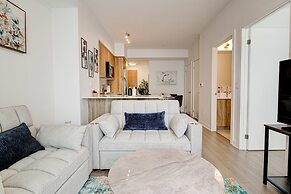 Modern High-rise Condo w City Views Balcony