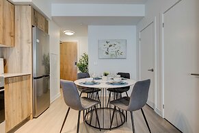 Modern High-rise Condo w City Views Balcony