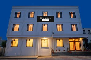 Deluxenirmala Palace