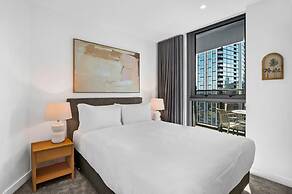Modern Apartment With Stunning Views in Southbank