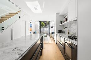 Bright 2 Bed House in Surry Hills