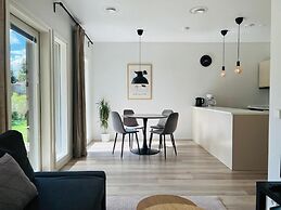 Modern 3BR House with Sauna & Parking