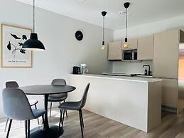 Modern 3BR House with Sauna & Parking