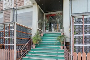 Deluxethe Golden Crown Hotel