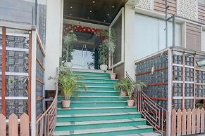 Deluxethe Golden Crown Hotel