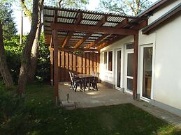 Moderner Bungalow im Ferienpark mit Seezugang