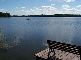 Moderner Bungalow im Ferienpark mit Seezugang