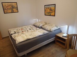 Moderner Bungalow im Ferienpark mit Seezugang