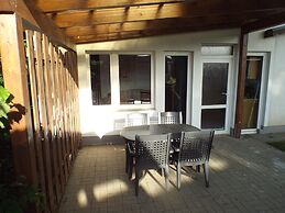 Moderner Bungalow im Ferienpark mit Seezugang