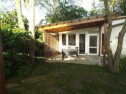 Moderner Bungalow im Ferienpark mit Seezugang