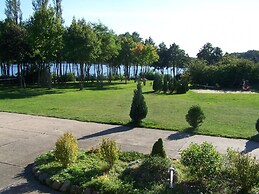 Moderner Bungalow im Ferienpark mit Seezugang