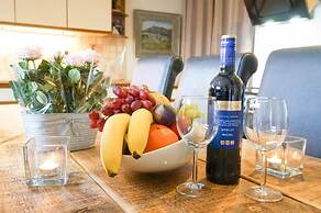 Colthrop Manor with Gardens