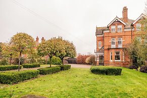 Beautiful 5 Bedroom Home in Evesham