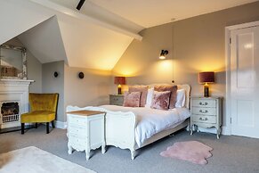 Beautiful 5 Bedroom Home in Evesham