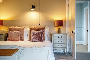 Beautiful 5 Bedroom Home in Evesham