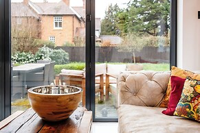 Beautiful 5 Bedroom Home in Evesham