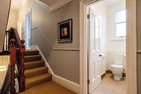 Beautiful 5 Bedroom Home in Evesham