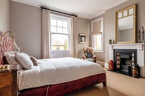 Beautiful 5 Bedroom Home in Evesham