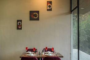 ELIVAAS 1BHK Pine View Resort