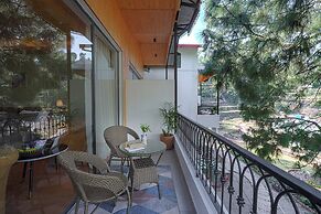 ELIVAAS 1BHK Pine View Resort