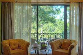ELIVAAS 1BHK Pine View Resort