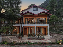 ELIVAAS 1BHK Pine View Resort
