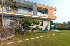 ELIVAAS Aarul Farm 4BHK Villa with Pool